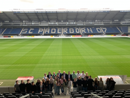 Schülerinnen und Schüler der Lise-Meitner-Realschule (vorne) mit  Petra Kotthoff (Sachgebiet Kommunales Integrationszentrum im Bildungs- und Integrationszentrum Kreis Paderborn), Natascha Nemetschek (Sachgebiet Übergang Schule-Beruf im Bildungs- und Integrationszentrum Kreis Paderborn), Petra Bolte (Leiterin Bildungs- und Integrationszentrum Kreis Paderborn), Renate-Melanie Kiszkiel (Referentin MAGS NRW), Dr. Jens Stuhldreier (Leiter des Referats Berufliche Orientierung, Übergang Schule-Beruf im MAGS NRW), Landrat Christoph Rüther, Martin Hornberger (Geschäftsführer SC Paderborn 07), Lazgin Kurt (Schulamtskoordinator), Iris Klitzke (Ausbildungsleiterin Sparkasse Paderborn-Detmold-Höxter), Frau Kaiser (Lehrerin Lise-Meitner-Realschule) – (hintere Reihe, v.l.)  Schülerinnen und Schüler der Lise-Meitner-Realschule (vorne) mit  Petra Kotthoff (Sachgebiet Kommunales Integrationszentrum im Bildungs- und Integrationszentrum Kreis Paderborn), Natascha Nemetschek (Sachgebiet Übergang Schule-Beruf im Bildungs- und Integrationszentrum Kreis Paderborn), Petra Bolte (Leiterin Bildungs- und Integrationszentrum Kreis Paderborn), Renate-Melanie Kiszkiel (Referentin MAGS NRW), Dr. Jens Stuhldreier (Leiter des Referats Berufliche Orientierung, Übergang Schule-Beruf im MAGS NRW), Landrat Christoph Rüther, Martin Hornberger (Geschäftsführer SC Paderborn 07), Lazgin Kurt (Schulamtskoordinator), Iris Klitzke (Ausbildungsleiterin Sparkasse Paderborn-Detmold-Höxter), Frau Kaiser (Lehrerin Lise-Meitner-Realschule) – (hintere Reihe, v.l.)